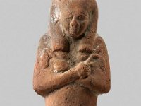 Aeg T 9  Aeg T 9, Dritte Zwischenzeit, Uschebti, Roter Ton, H 9,5 cm, B 4,0 cm, T 3,7 cm : Bestandskatalog Ägypten, Museumsfoto: Claus Cordes